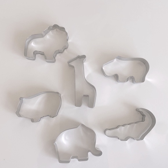 Noah’s Ark Cookie cutter set with metal tin, recipe book and plate - Picture 5 of 10